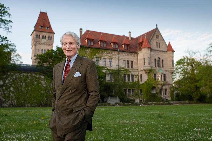 Anton-Wolfgang Graf von Faber-Castell vor dem Anwesen Faber-Castell in Nürnberg.