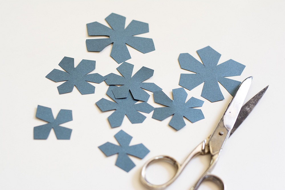 Ausgeschnittene Papierblüten in verschiedenen Größen