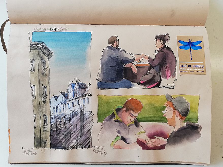 Urban Sketches mit Café-Szene und Häusern im Skizzenbuch