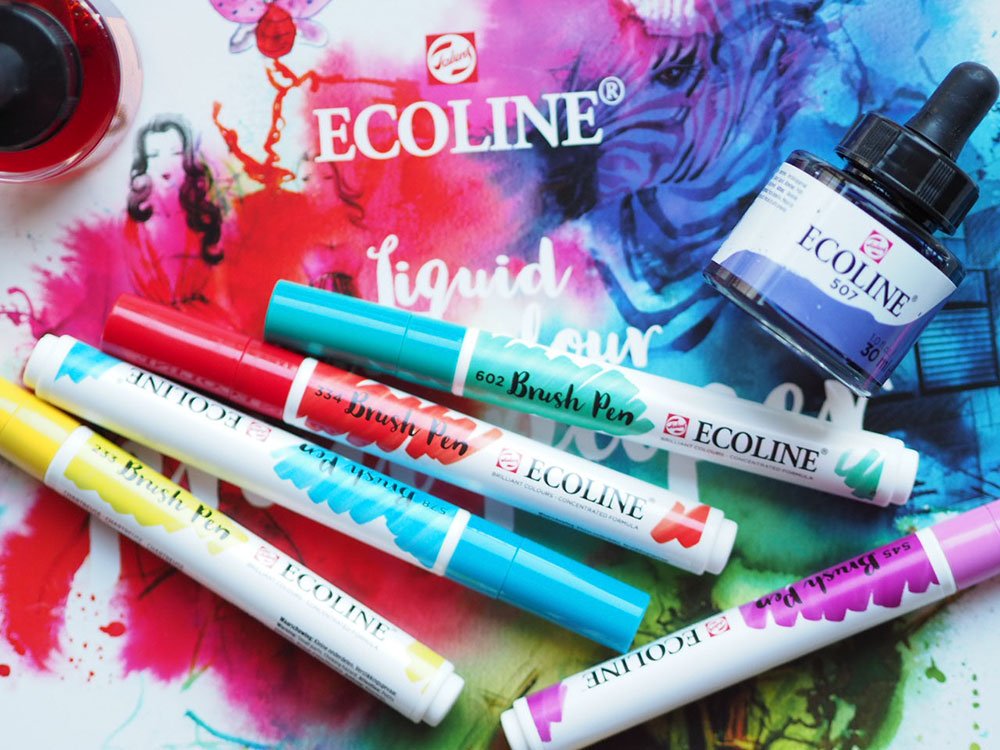 Ecoline Brush Pens und Tintenfläschchen auf farbenfrohem Hintergrund