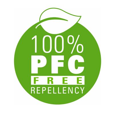 Grünes Logo mit dem Text "100% PFC Free Repellency" und einem Blatt im Logo.
