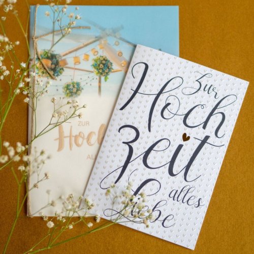 Zwei Hochzeitskarten mit Blumen auf goldenem Hintergrund