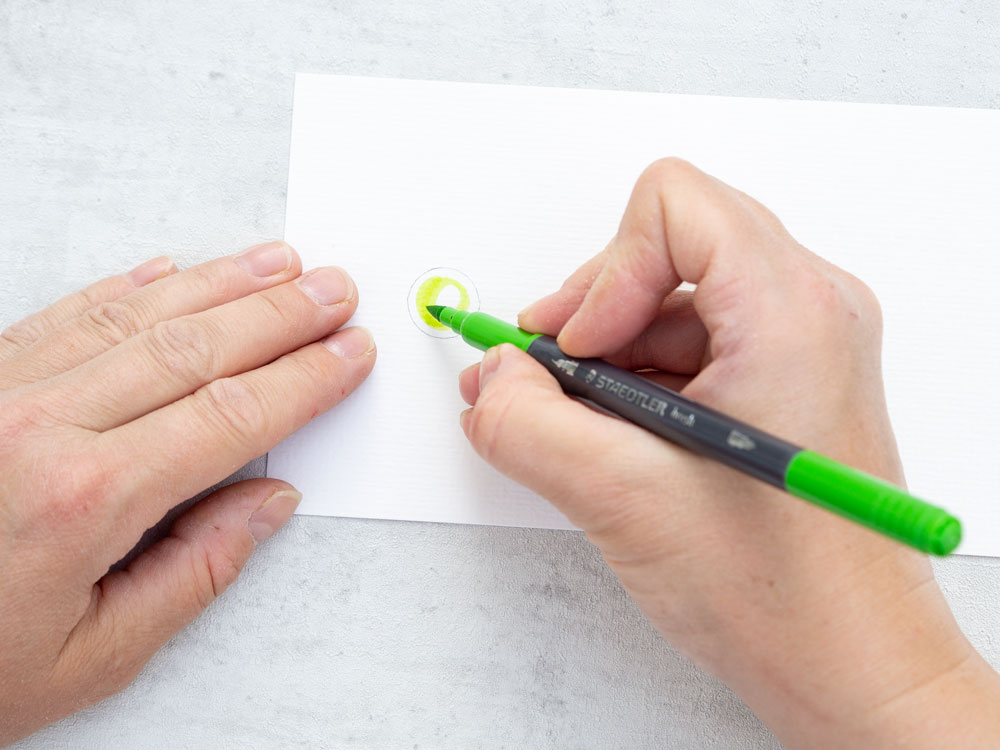 Grüner Filzstift koloriert gezeichneten Kreis