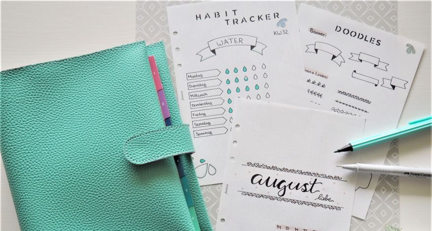 Kalenderblätter mit Habit Tracker, Doodles und August-Kalenderblatt, daneben türkiser Planer von Filofax 