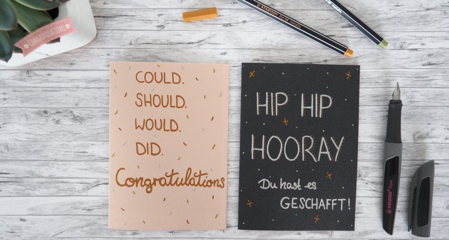 Draufsicht auf 2 selbst gestaltete Karten mit Sprüchen zum Abschluss