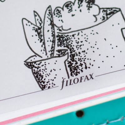 Nahaufnahme von Blumentöpfen, die in der Zeichentechnik Dotwork entstanden sind.