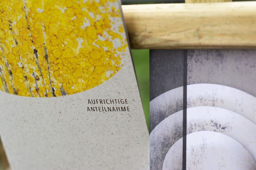 Dateilaufnahme von zwei Trauerkarten von ABC cards. Auf einer Karte steht geschrieben "Aufrichtige Anteilnahme".