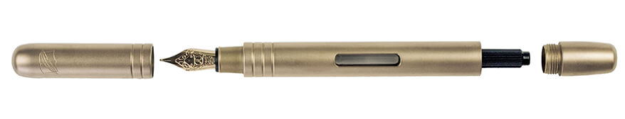 Ein heller, goldener Aratrum Calamus Füller, der in seine Einzelteile zerlegt wurde, die aufgereiht, nacheinander hingelegt worden sind.