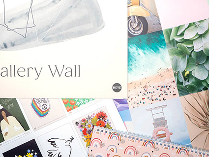 Diverse Kalender der Marke Athesia füllen den Topshot vollkommen aus. Die Farben sind pastellig. Foto: Johanna Rundel