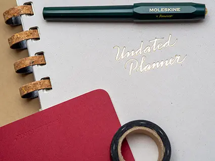 Nahaufnahme des goldenen Schriftzugs des undatierten Planners von Moleskine. Foto: Johanna Rundel