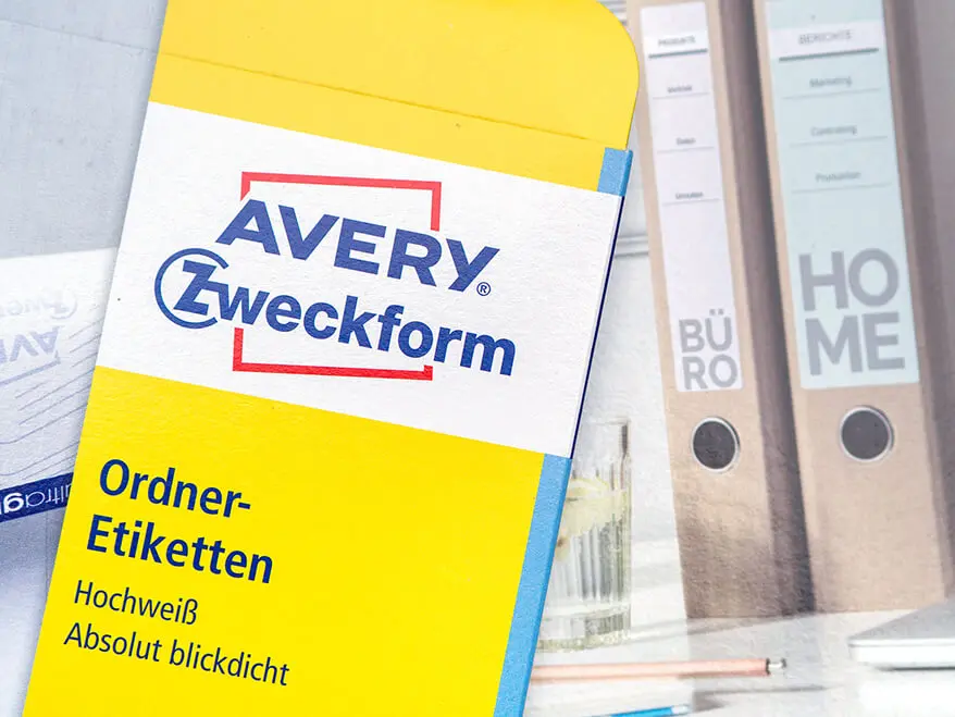 Nahaufnahme eines Avery Zweckform Logos auf einer Packung Etiketten für Ordnerrücken. Foto: Johanna Rundel