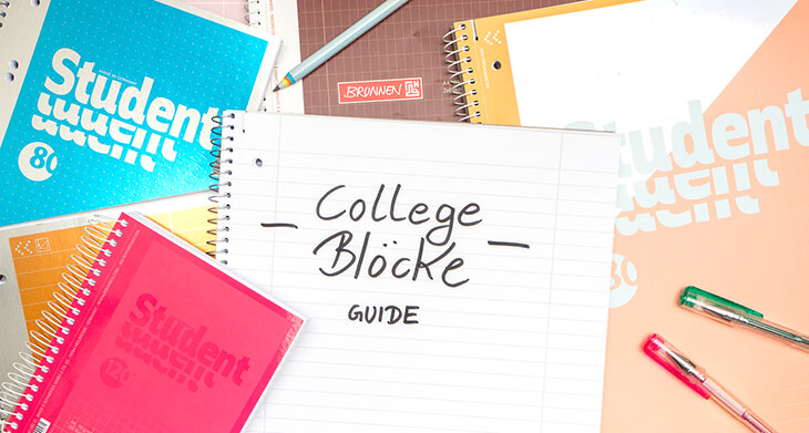 Collegeblöcke der Marke Brunnen liegen in verschiedenen Ausführungen auf- und nebeneinander. In der Mitte liegt ein aufgeschlagener Block mit der Aufschrift: „College-Blöcke Guide“. Foto: Johanna Rundel