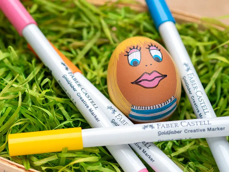 Mit Stiften von Faber-Castell bemaltes Ei mit Gesicht. Foto: Johanna Rundel