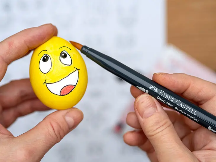 Jemand malt mit einem Brushpen von Faber-Castell ein Ei gelb an. Foto: Johanna Rundel