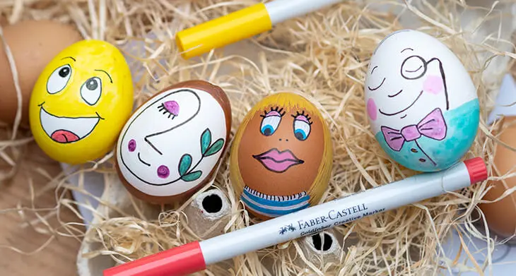 Vier Eier die mit Stiften von Faber-Castell mit Gesichtern bemalt wurden. Foto: Johanna Rundel)