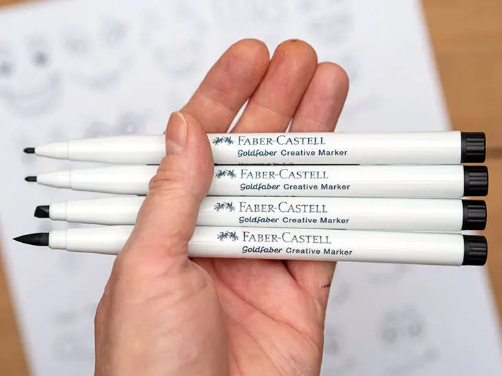 Jemand hält eine Handvoll Marker von Faber-Castell in die Kamera. Foto: Johanna Rundel