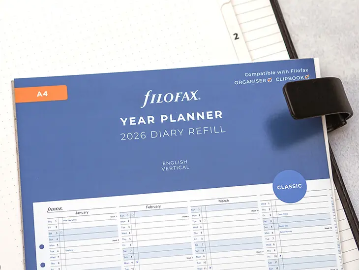 Ein Jahresplaner-Refill liegt auf einem Filofax A4 Organiser. Foto: Johanna Rundel