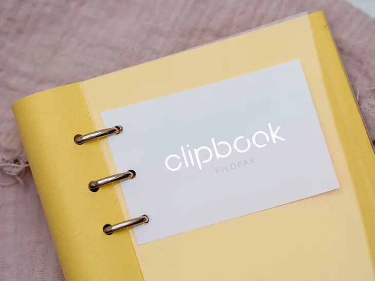 Ein gelbes Clipbook von Filofax auf einer rosa Textiloberfläche. Foto: Johanna Rundel