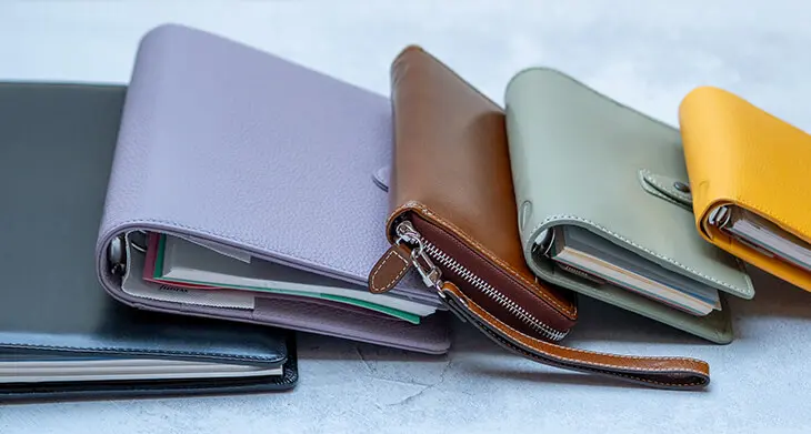 Fünf verschiedene Filofax Organiser liegen nebeneinander zum Größenvergleich. Foto: Johanna Rundel