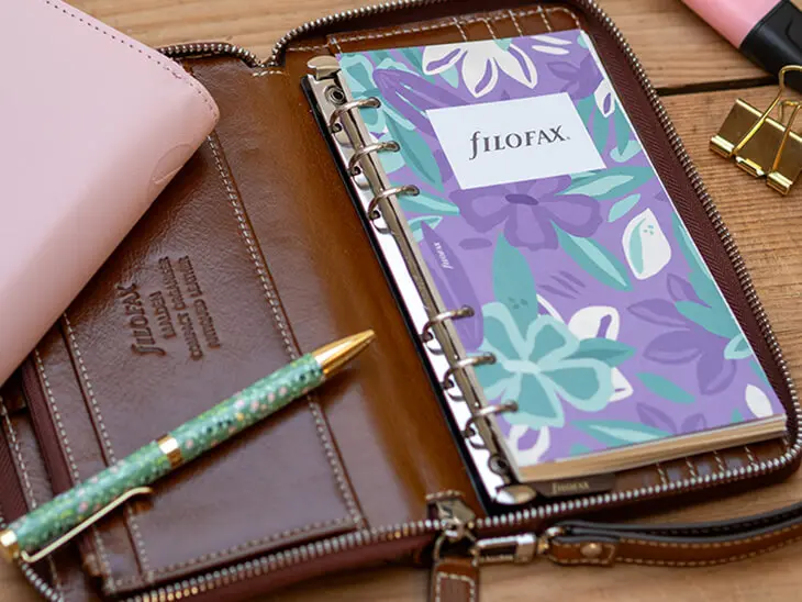 Ein aufgeschlagener Filofax Personal Compact Zip mit floralem Deckblatt. Foto: Johanna Rundel