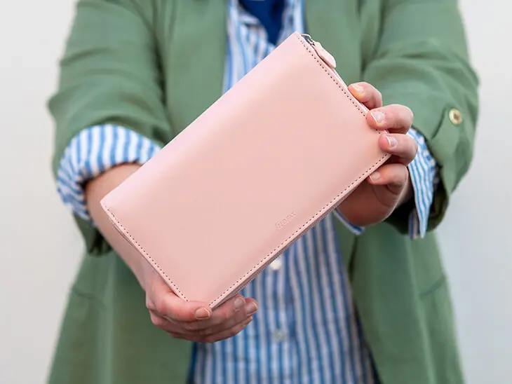 Jemand hält einen rosa Filofax Personal Compact Zip in die Kamera. Foto: Johanna Rundel