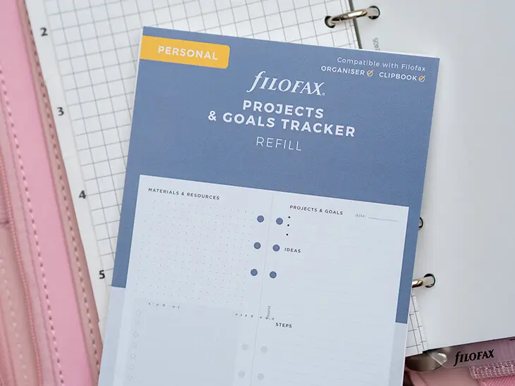 Die Einlage „Projects & Goals Tracker“ liegt auf einem rosa Filofax Personal. Foto: Johanna Rundel