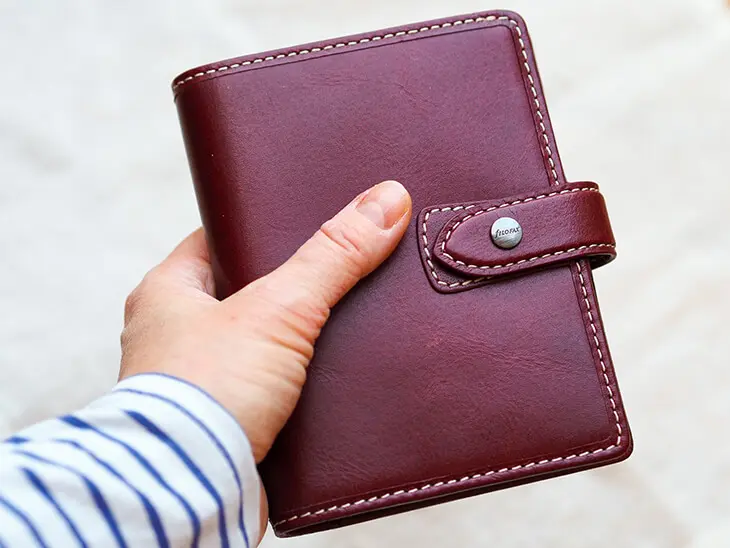 Jemand hält einen roten Filofax Pocket ins Bild. Foto: Johanna Rundel