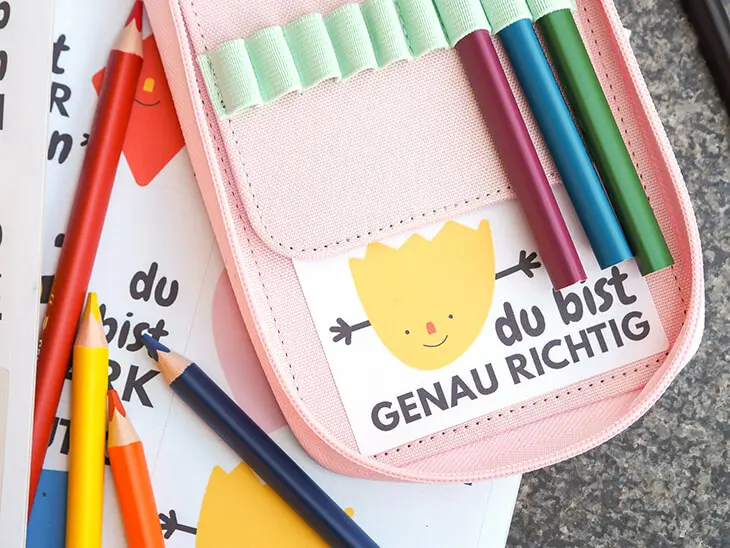 Mutmach-Sticker von Avery Zweckform hinter den Stiften in einem Schulmäppchen. Foto: Johanna Rundel