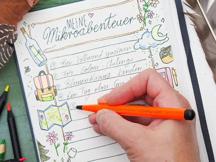 Jemand trägt in ein LEUCHTTURM1917 Bullet Journal seine Mikroabenteuer ein. Foto: Johanna Rundel