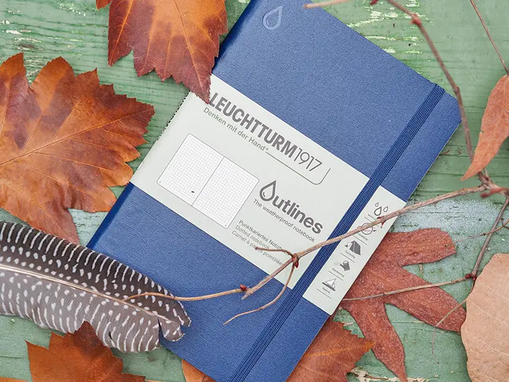 Blaues „Outlines“-Notizbuch von LEUCHTTURM1917 auf grünem Grund. Foto: Johanna Rundel
