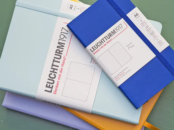 Verschiedene Notizbücher von LEUCHTTURM1917 liegen auf einem Stapel. Foto: Johanna Rundel
