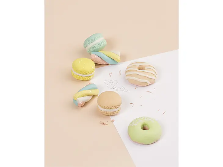 Süßigkeiten aus dem Bastelset „Kneten und Radieren von KNORR prandell liegen auf einem Tisch