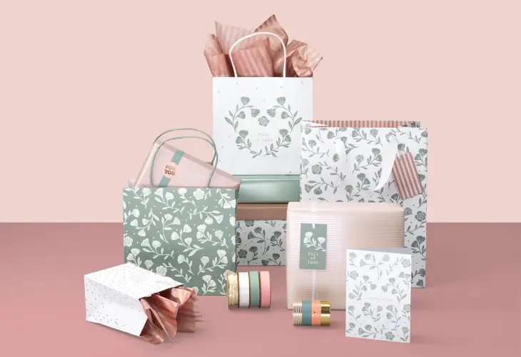 Eingepackt mit Geschenkpapier von Stewo und Geschenktüten und -schachteln zum Thema Hochzeit stehen auf einem Tisch