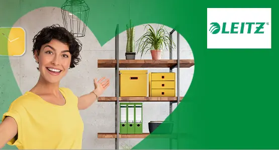 Eine Frau lächelt in die Kamera. Im Hintergrund sind Ordner und Schubladenboxen von Leitz zu sehen.