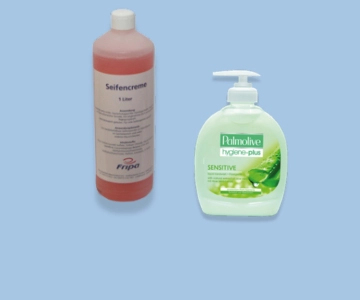 Flüssigseife vor blauem Hintergrund.