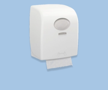 Handtuchspender vor blauem Hintergrund.