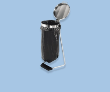 Müllsackständer vor blauem Hintergrund.