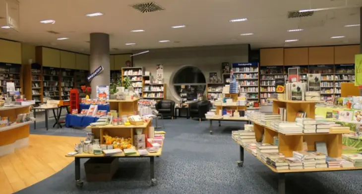 Blick in die Bücherecke bei Röhm in Sindelfingen.