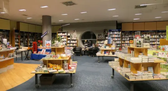 Blick in die Buchabteilung bei Röhm in Sindelfingen