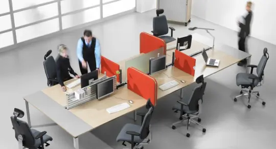 Ein großer Schreibtisch in einem Büro