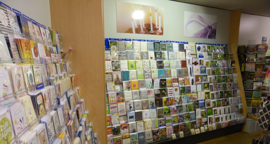 Regal mit vielen unterschiedlichen Grußkarten