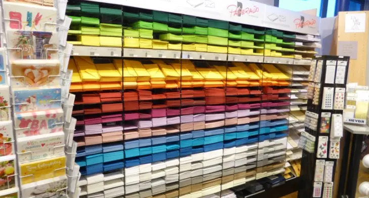 Regal mit vielen bunten Papieren