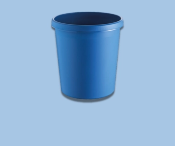 Papierkorb vor blauem Hintergrund.