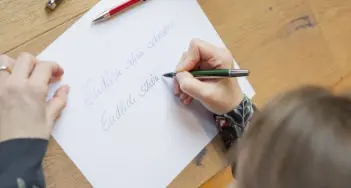 Unzufrieden mit Ihrer Handschrift? Mit diesen Tipps finden Sie Ihre Schönschrift wieder. Mehr bei Mein RothStift in Leipzig oder im Onlineshop.