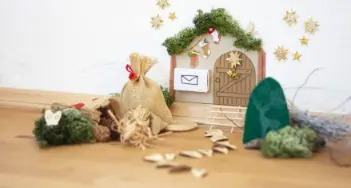 So basteln Sie eine Wichteltür: Wir zeigen Ihnen die skandinavische Tradition der Nissedør. Mehr bei Mein RothStift in Leipzig und im Onlineshop.
