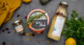 Wir zeigen Ihnen drei orientalische Rezepte im Glas zum Verschenken inklusive Etiketten als Download. Bei Mein RothStift in Leipzig und im Onlineshop.