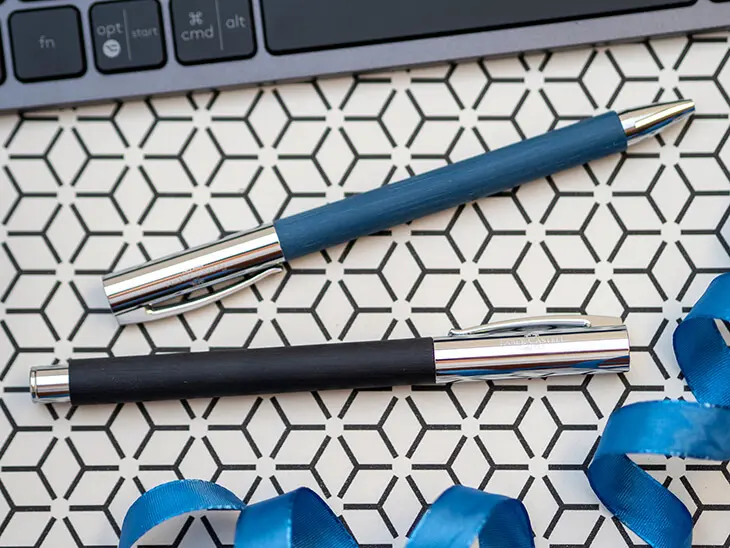 Zwei Schreibgeräte von Faber-Castell liegen vor einer Tastatur. Foto: Johanna Rundel