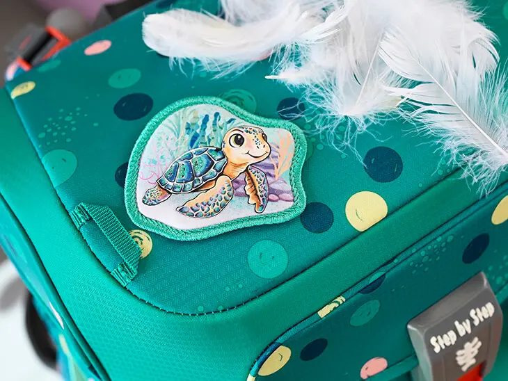 Türkisfarbener Schulranzen mit Punktemuster von Step by Step mit Schildkröte als Magic Mag.)