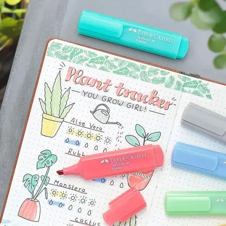 Textmarker in Pastellfarben liegen auf einer Seite aus einem Bullet Planner.