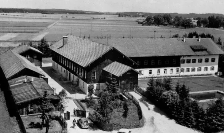 Blick auf die Firmenzentrale von Avery Zweckform in Oberlaindern in den 1950er Jahren.